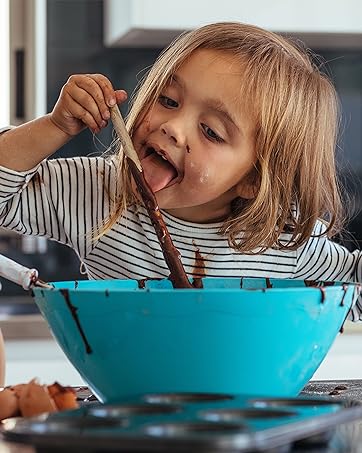 Make a delicious chocolate cake for your daughter