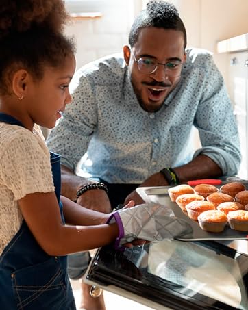 a family cooking dinner: cupcakes, Muffin on the baking sheet 